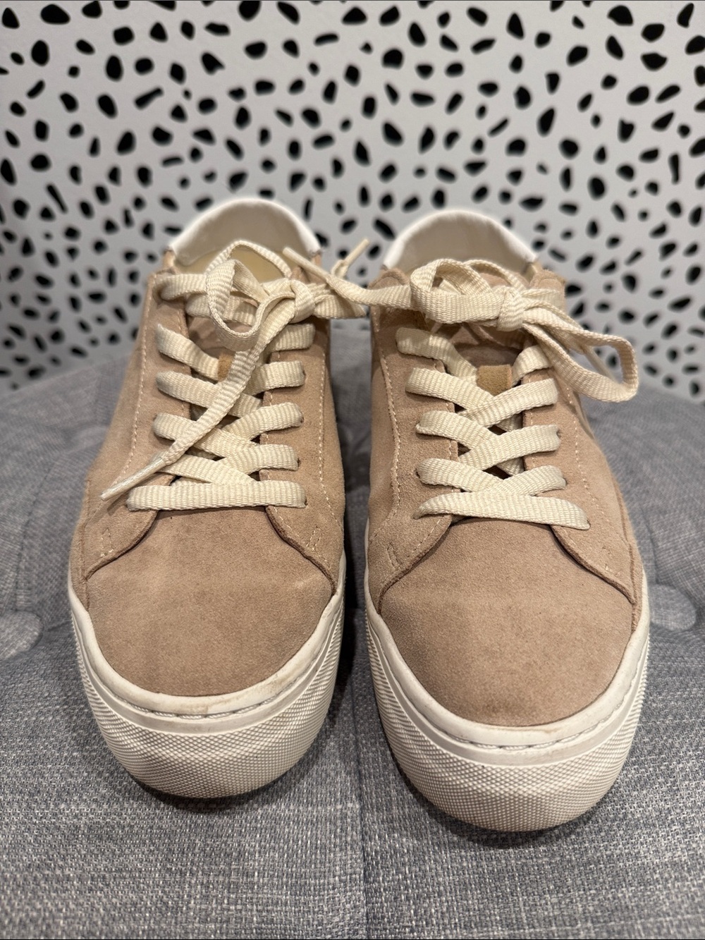 Soludos Ibiza Platform Suede Low-Top Sneakers in Taupe and Cream Size 7.5